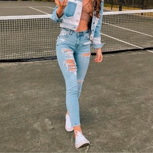 American Eagle Distress mom jean